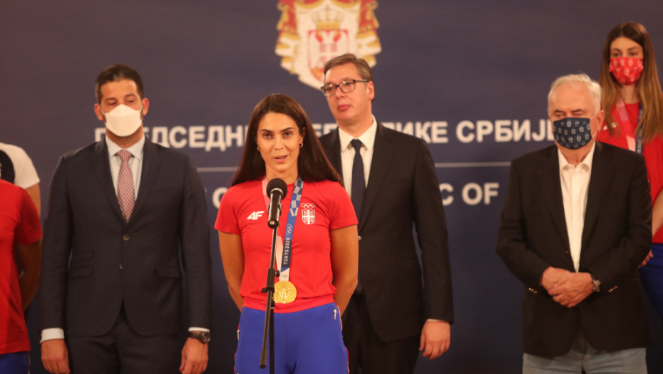 SRBIJA PLAČE, A ONI SE SMEJU Fenomenalan govor zlatne Milice Mandić digao na noge celu naciju