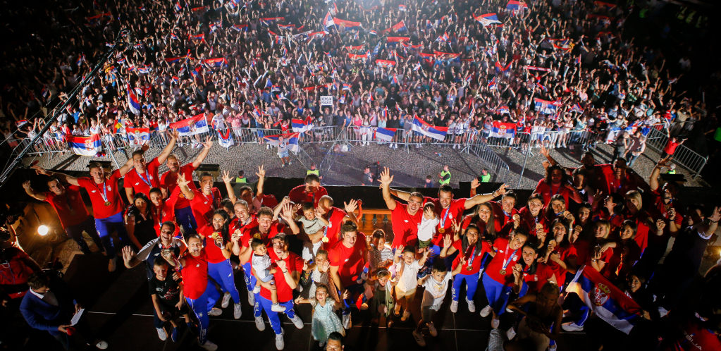 SRBIJA SE FENOMENALNO ODUŽILA HEROJIMA Navijači ovacijama i pesmom pozdravili naše trofejne sportiste (FOTO GALERIJA)