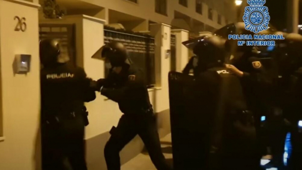 POLICIJA OBJAVILA SNIMAK AKCIJE! Evo kako je uhapšen Vujošević, probao da skoči kroz prozor i upao pravo u zasedu! (VIDEO)