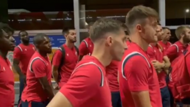 "DELIJE" JASNO PORUČILE ŠTA MISLE! Navijači Zvezde dočekali fudbalere u "sitne sate" nakon poraza od Šerifa! (VIDEO)