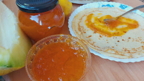 PROVERENO NAJBOLJI RECEPT ZA DŽEM OD DINJE: Fantastičan za palačinke, a sprema se za manje od 2 sata (VIDEO)