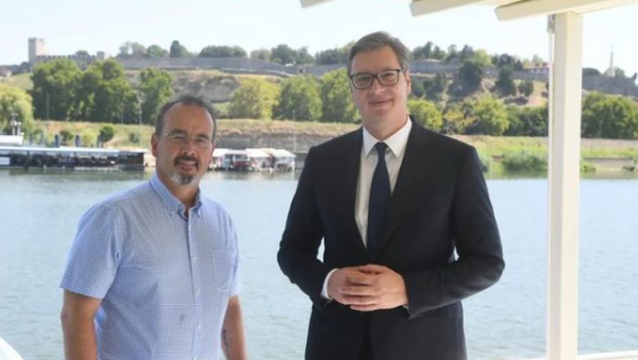 PREDSEDNIK SRBIJE NA DOSAD NEVIĐENOJ LOKACIJI Iza njega se pruža predivan pogled reke, a društvo mu pravi važan političar