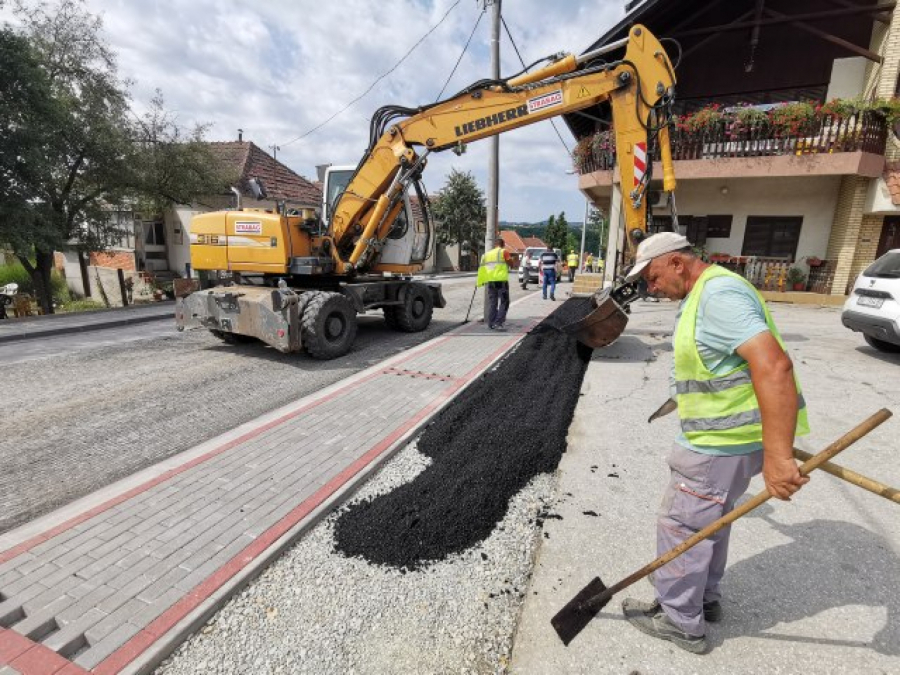 MIROVIĆ OBIŠAO RADOVE NA PUTEVIMA Najavio obimna ulaganja u obnovu lokalnih saobraćajnica u Vojvodini