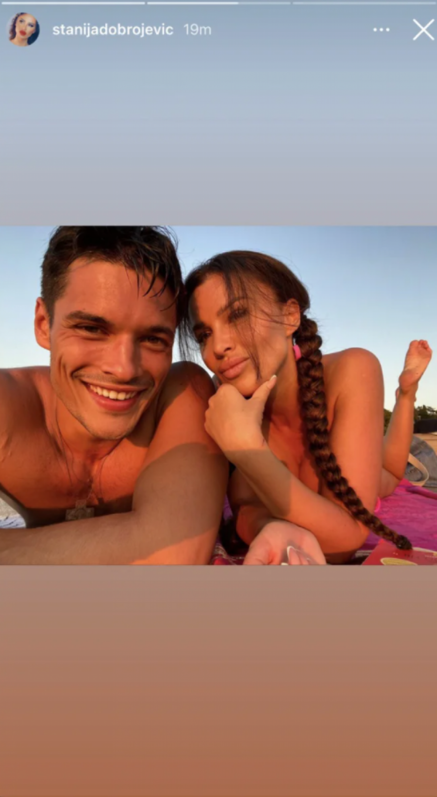 STARLETA BAŠ ZNA DA UŽIVA! Stanija Dobrojević i Marko Marković ovako provode vrele dane! (FOTO)