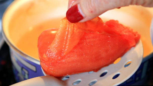 DOMAĆI PARADAJZ PELAT: Bez konzervans, savršeno ukusan i zdrav (VIDEO)