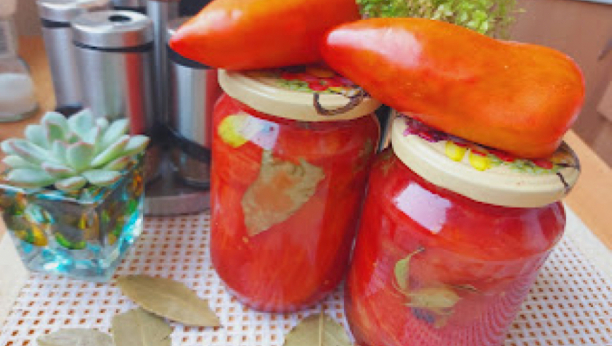 DOMAĆI PARADAJZ PELAT: Bez konzervans, savršeno ukusan i zdrav (VIDEO)