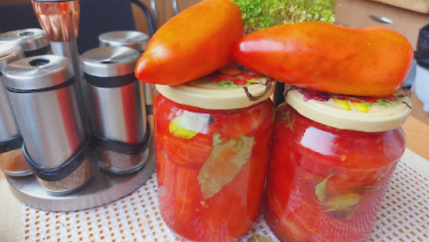 DOMAĆI PARADAJZ PELAT: Bez konzervans, savršeno ukusan i zdrav (VIDEO)