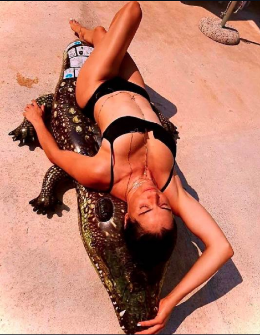 NAJVRELIJE IZDANJE MARIJE KARAN! Glumica u bikiniju legla na aligatora, oko struka lančići a mreže gore!