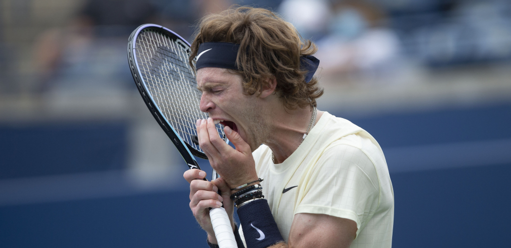 POKUŠAO DA ZBUNI PROTIVNIKA, PA IZGUBIO MEČ! Talentovani teniser imao posebnu taktiku, ali ni to mu nije pomoglo! (FOTO)