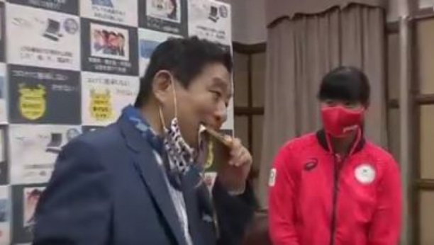 SKANDAL NA SVEČANOM PRIJEMU! Gradonačelnik joj zagrizao medalju, morali su da pošalju novu!