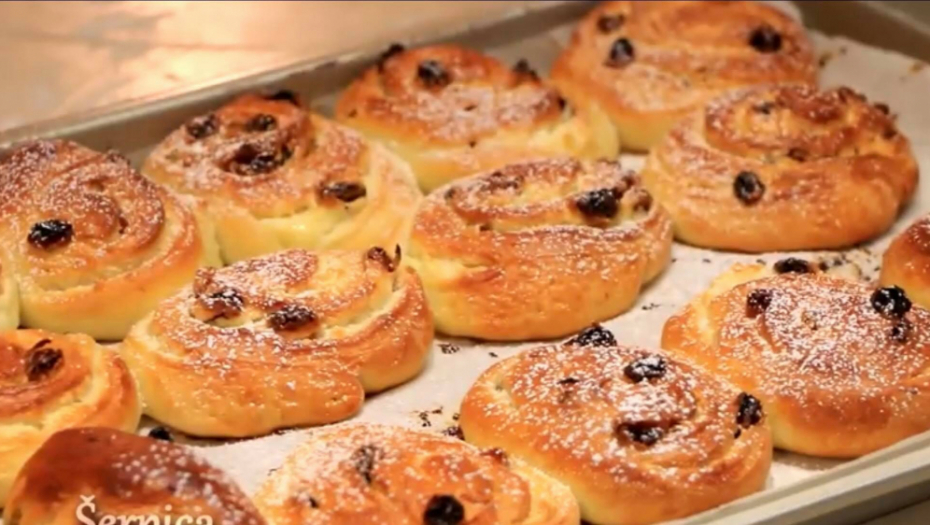 Cela kuća će zamirisati: Slatko pecivo, ruzice sa krem sirom i suvim grožđem