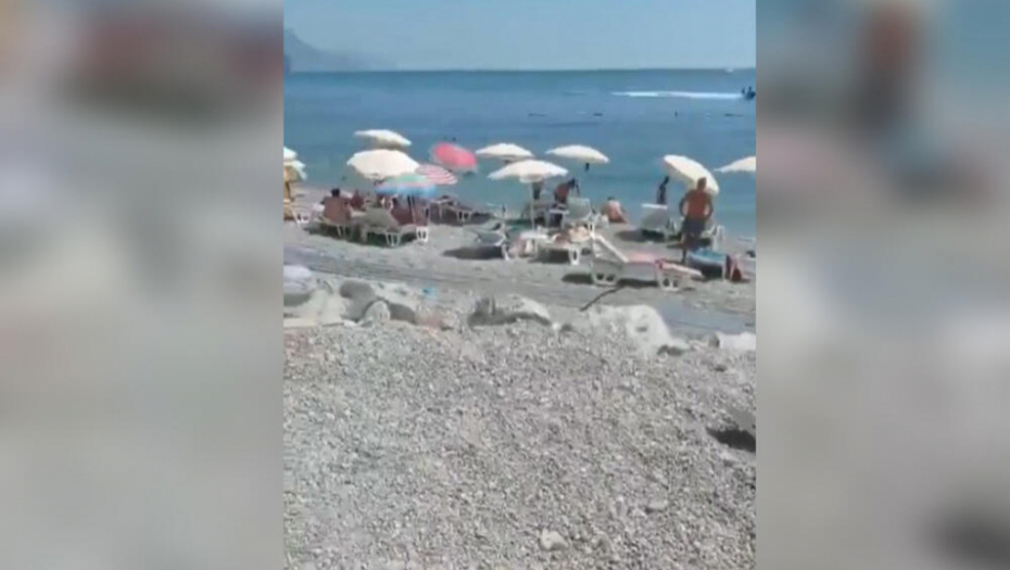 TURISTI NE MARE ZBOG LOŠEG VREMENA Crnogorske plaže krcate, nema gde peškir da se spusti! (VIDEO)