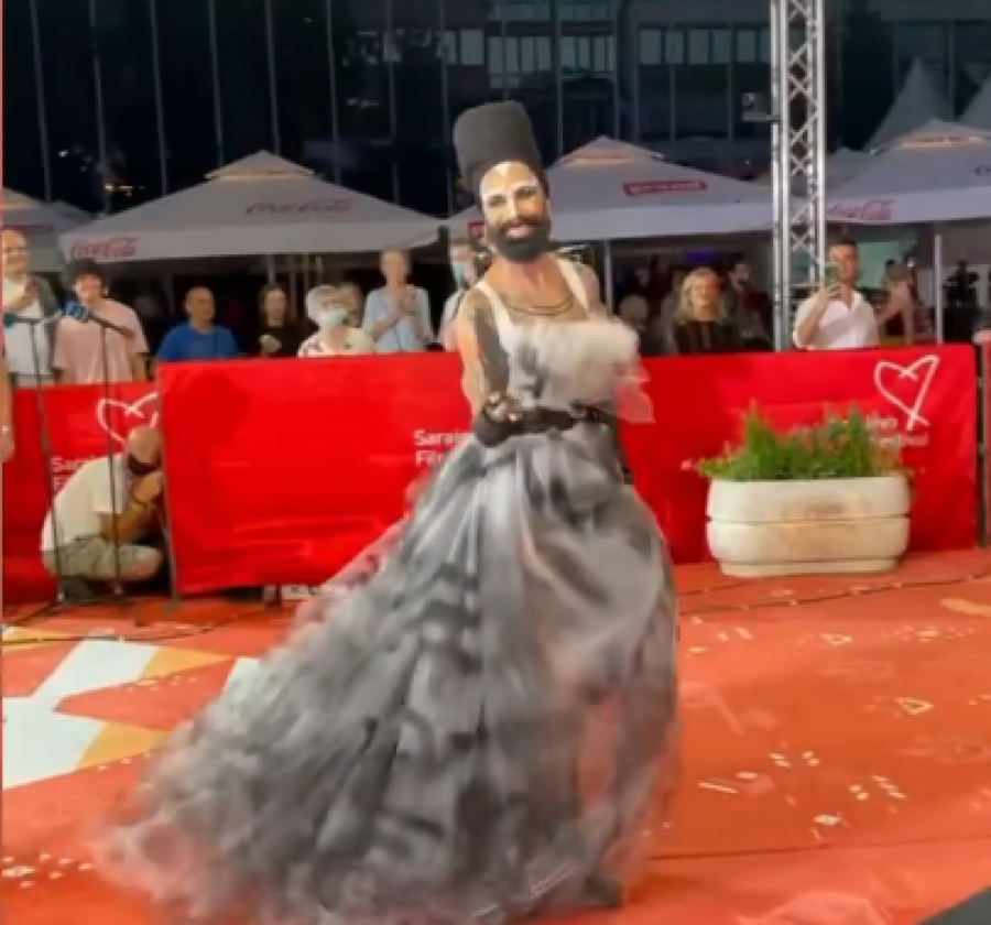 OTAC BOŽE VREĆA IZVRŠIO SAMOUBISTVO Pevač doživeo užasnu porodičnu tragediju, evo kako je to uticalo na njegov umetnički put