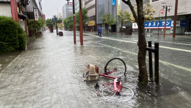 ŽENA POGINULA, PORODICA NESTALA Japan apelovao na dva miliona građana da se evakuišu (VIDEO)