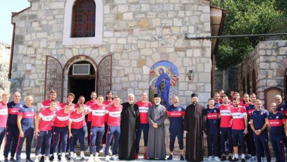 Stručni štab i fudbaleri Crvene zvezde zajedno prisustvovali molitvi!