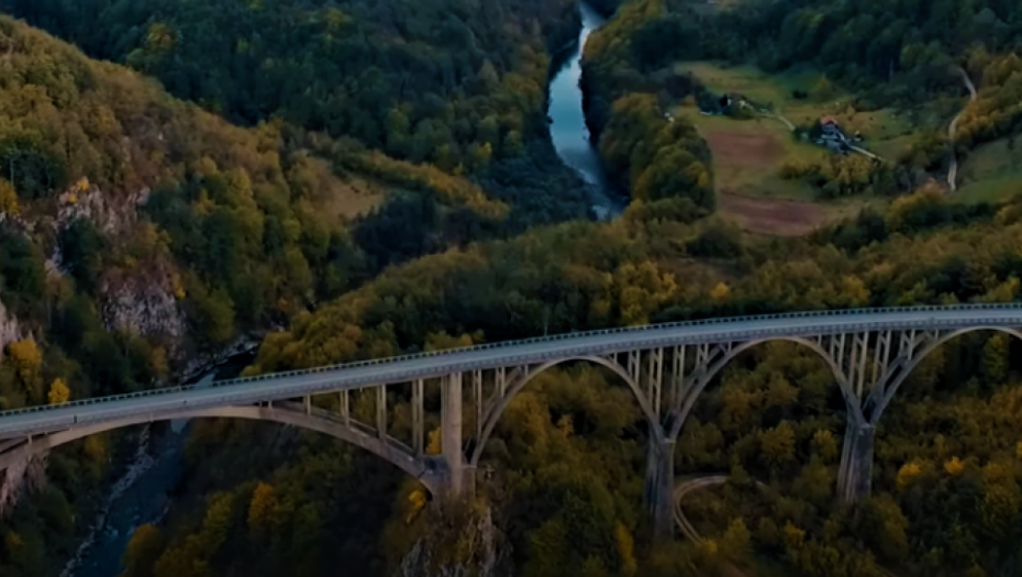 UŽAS KOD PLJEVALJA Dečak naočigled turista skočio sa mosta u smrt, pre njega to učinila devojka