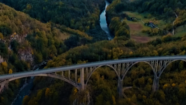 UŽAS KOD PLJEVALJA Dečak naočigled turista skočio sa mosta u smrt, pre njega to učinila devojka
