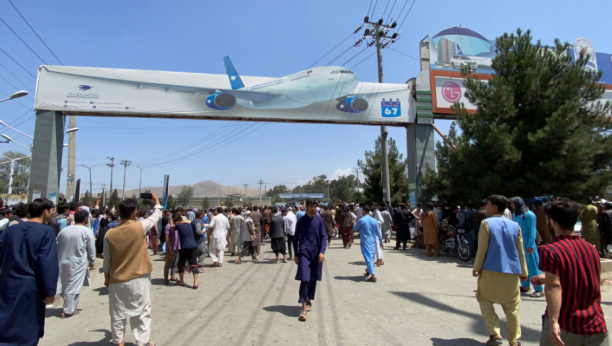 GRAĐANI OČAJNIČKI ŽELE DA ODU Talibani na aerodromu zabranili sve civilne letove