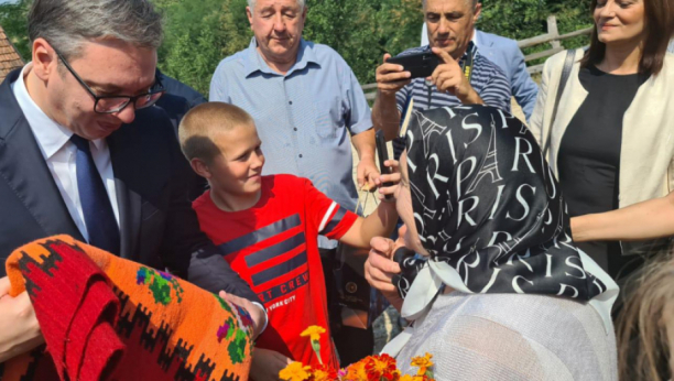 POKLON ZA SVA VREMENA Predsednik Vučić dobio od baka Dobrile ćilim koji je ona ručno tkala! (FOTO)