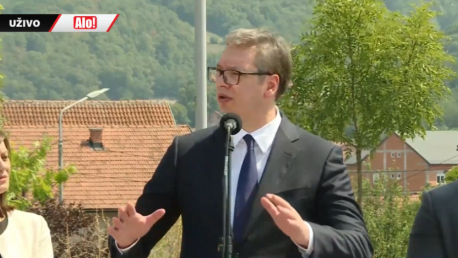 DETETU POZLILO OD VRUĆINE DOK JE VUČIĆ GOVORIO Predsednik odmah stao sa govorom - Pomozite!