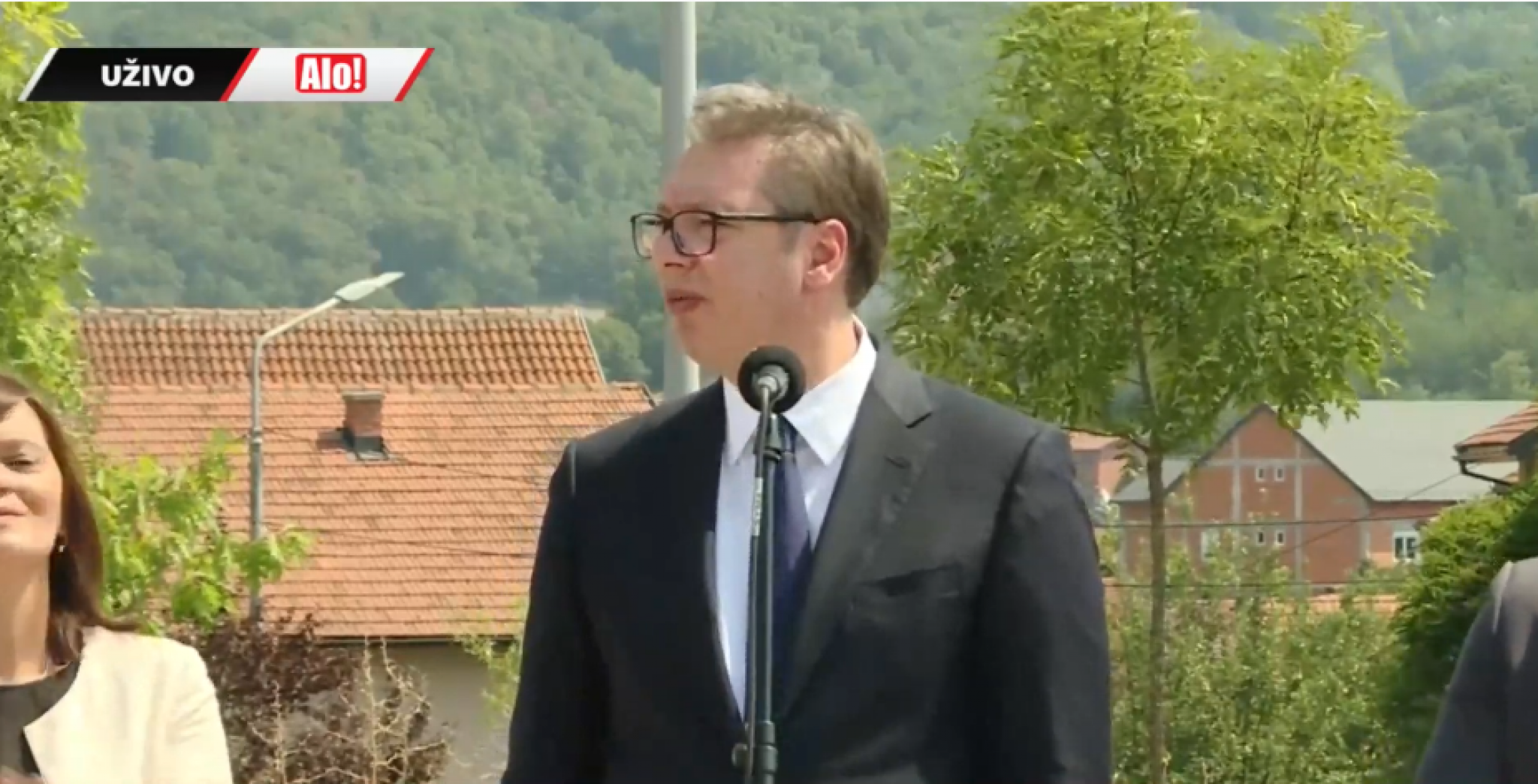 DETETU POZLILO OD VRUĆINE DOK JE VUČIĆ GOVORIO Predsednik odmah stao sa govorom - Pomozite!