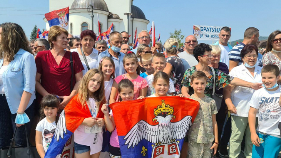 ŽIVELA SRBIJA I najmlađi u velikom broju dočekali svog predsednika!