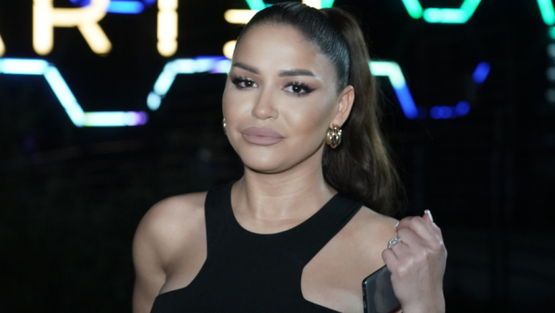 ALEKSANDRA UBILA REKORD U MRKONJIĆ GRADU A evo sa kojom koleginicom snima duet