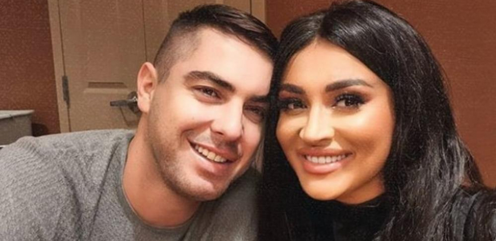 OTKRIVAMO I KOJE! Nakon brojnih skandala i turbulentne veridbe sa poznatom pevačicom, menadžer uz nove pevače nastavio dalje!