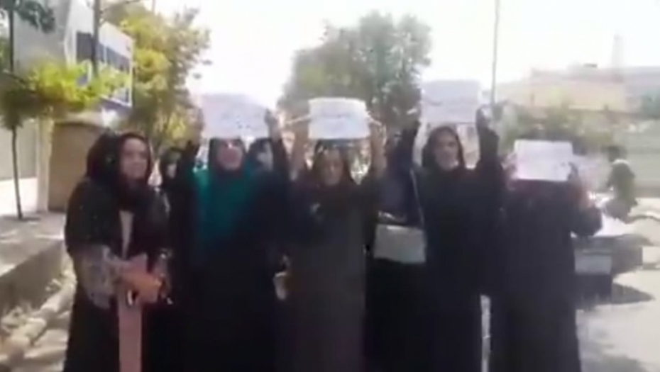 NE PLAŠE SE BRUTALNIH KAZNI TALIBANA Hrabre žene Kabula izašle su na ulice nepokrivenih lica, protestuju i traže svoja prava!