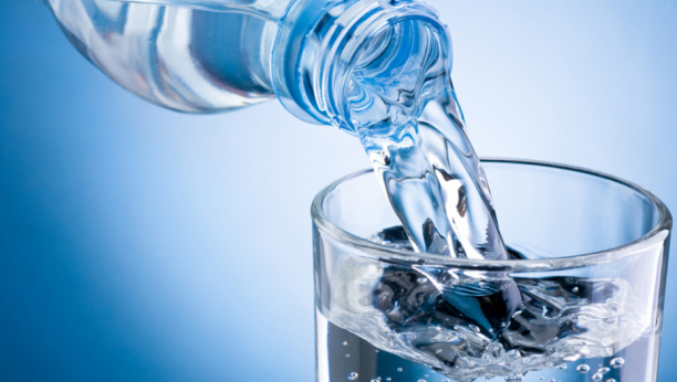 Da li je štetnija flaširana ili voda "česmovača"? Naučnici došli do frapantnih podataka, koji će vas iznenaditi
