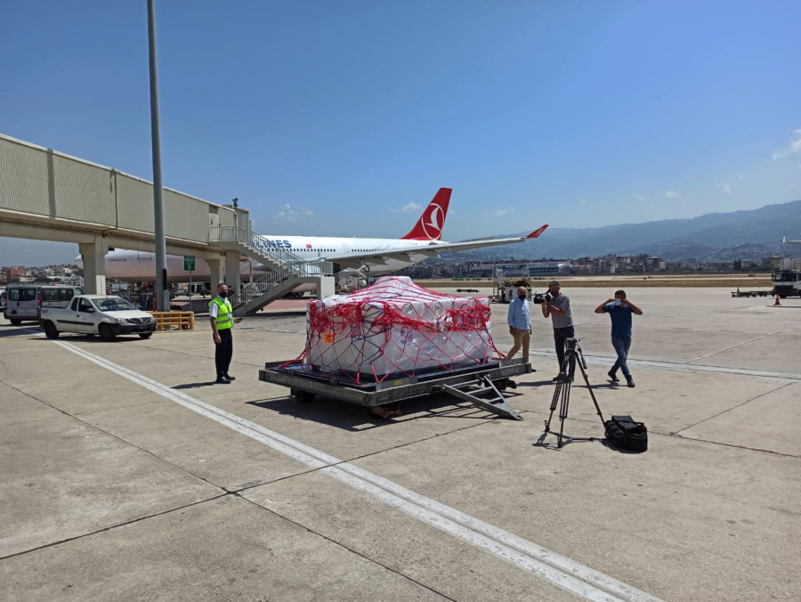 PRVI DEO POMOĆI Selaković u ime Srbije Libanu uručio 20.000 doza Sputnjik V vakcina!