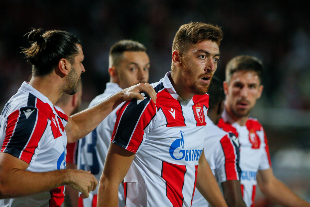 ON NE IGRA, ON DAJE GOLOVE! Traktorista iz Begeča, ugovor potpisan na benzinskoj pumpi i legenda novog doba - Milan Pavkov!