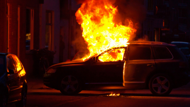 SNAŽNA EKSPLOZIJA NA ZVEZDARI Automobil izgoreo ispred zgrade, uzrok požara nepoznat