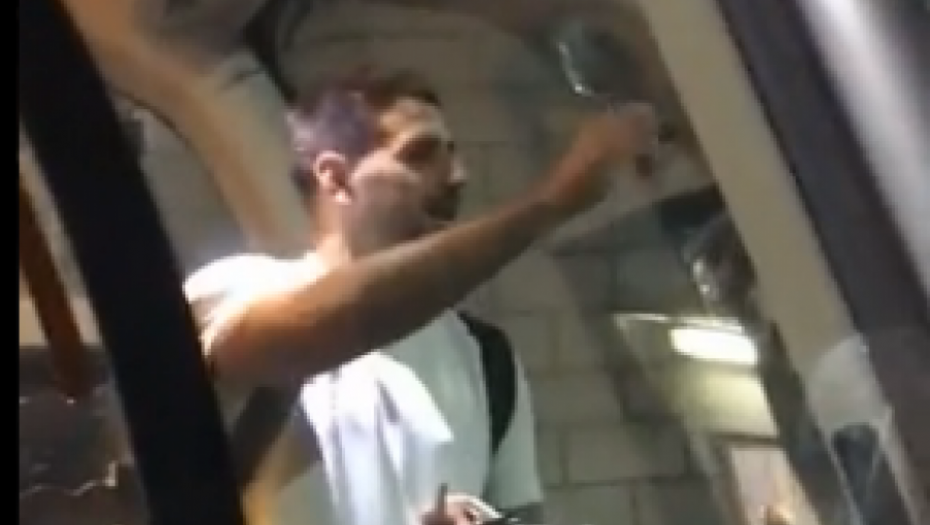 TOTALNA LUDNICA! Navijači psovali Mitra, on im odgovorio poljupcima! (VIDEO)