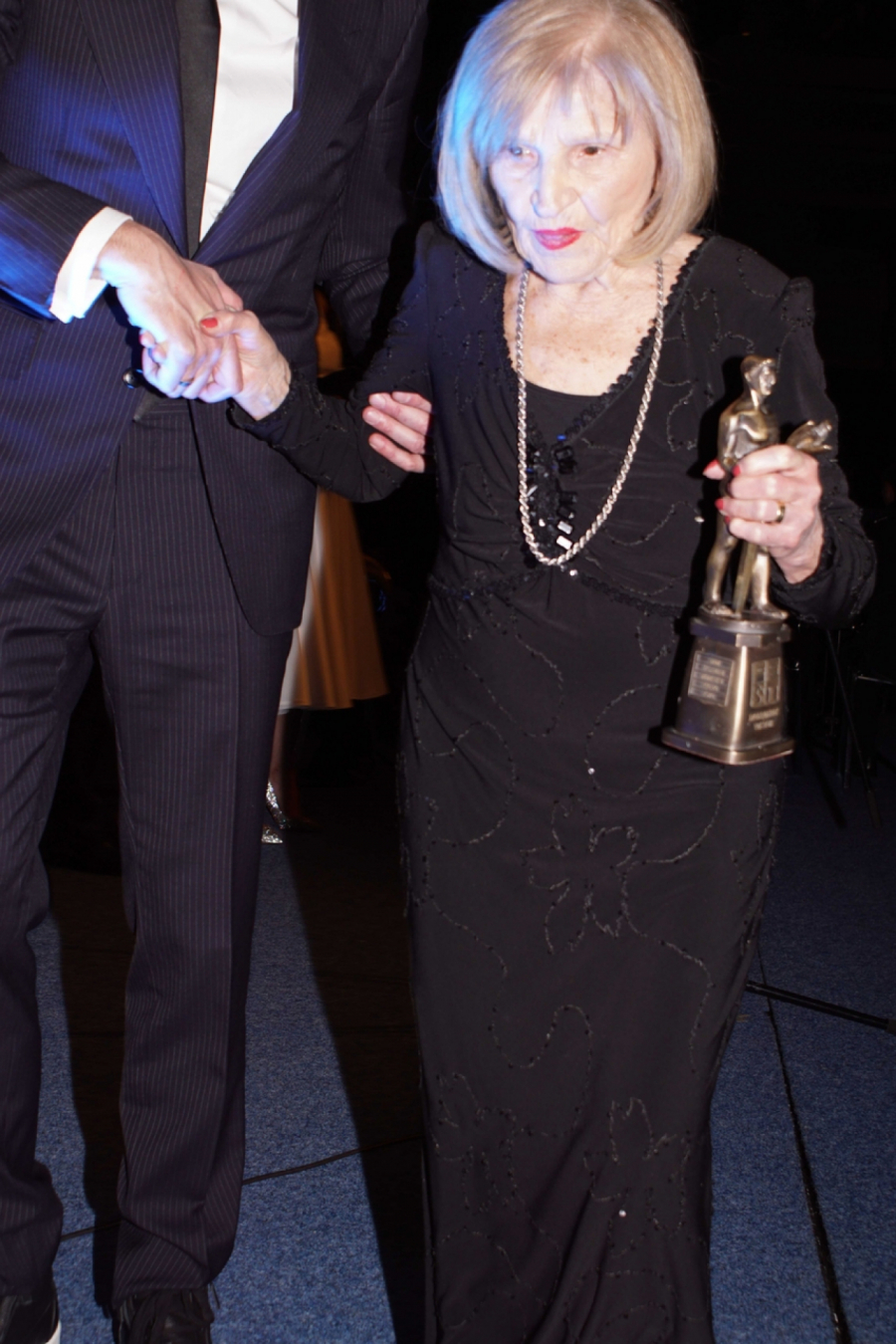 IZUBIJANA SAM, TEŠKO MI JE Glumica Mira Banjac se oglasila o svom stanju nakon nezgode i otkrila da se ne oseća najbolje!