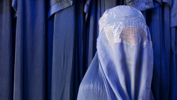 IPAK PREKRIVENA LICA U Avganistanu voditeljke posle otpora pristale da nose burku (FOTO)