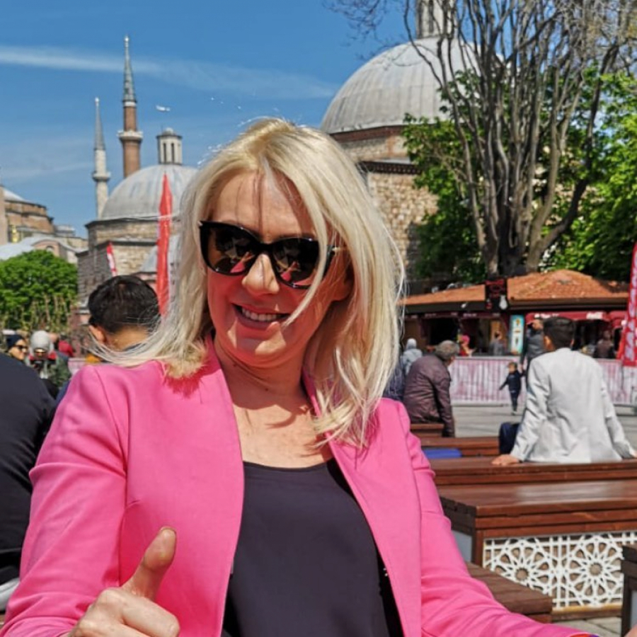 GRANDOVA PEVAČICA UŽIVALA SA PREDSEDNIKOM FENERBAHČEA Elma Hrustić pokazala ko joj pravi društvo u Turskoj!