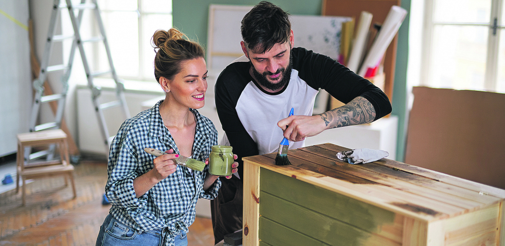 ISKORISTITE VIŠAK FARBE Upotrebite boju koja vam ostane posle farbanja u kući da uradite završno ulepšavanje