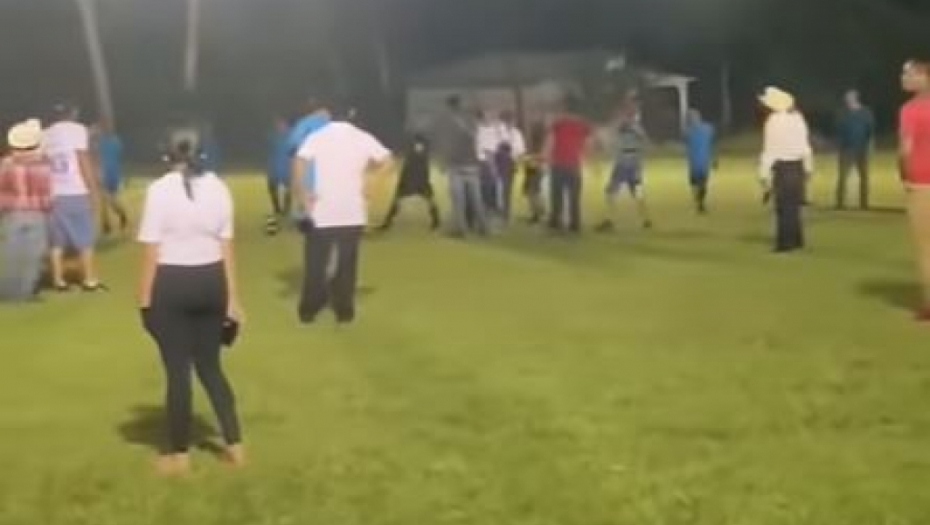 LUDNICA U CENTRALNOJ AMERICI Sudija se posle meča pištoljem branio od pomahnitalih navijača (VIDEO)