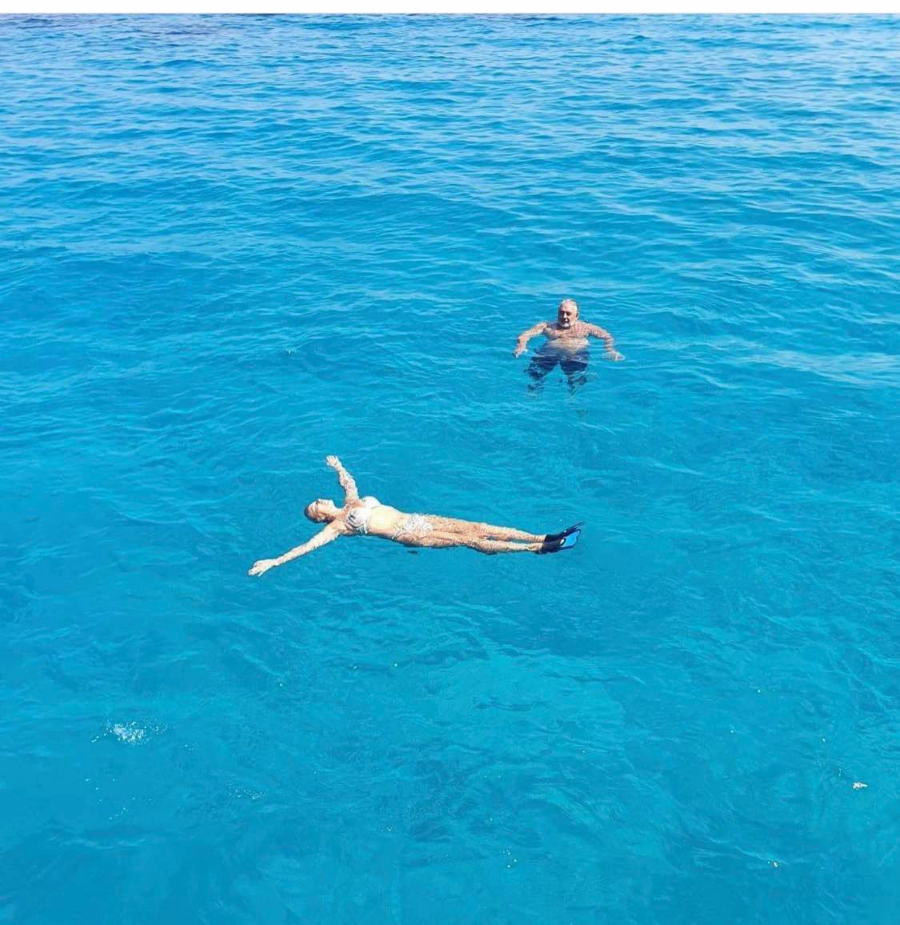 BRENA I BOBA USLIKANI USRED MORA U GRČKOJ Pevačica u kupaćem i s perajima pluta na vodi!