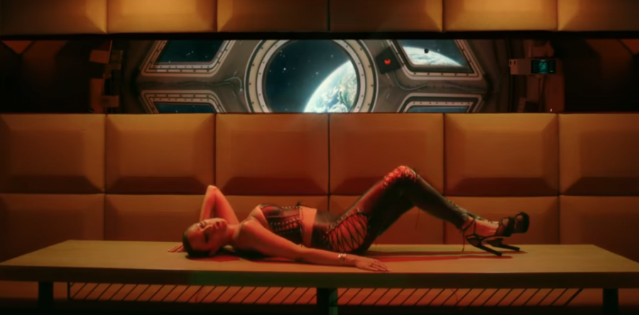 ALEKSANDRA SVA U LANCIMA ZA ROĐENDAN SVOG MUŽA Objavila spot sa Leksingtonom, Bojan i ona nikad provokativniji!