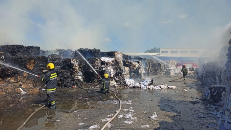 LOKALIZOVAN POŽAR NA UMCI Gorelo kod fabrike kartona, na terenu veliki broj vatrogasaca (FOTO)