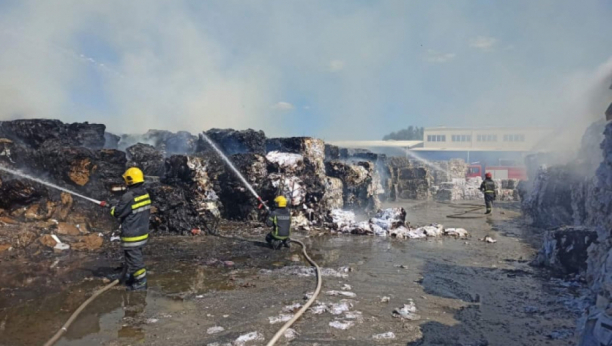 LOKALIZOVAN POŽAR NA UMCI Gorelo kod fabrike kartona, na terenu veliki broj vatrogasaca (FOTO)