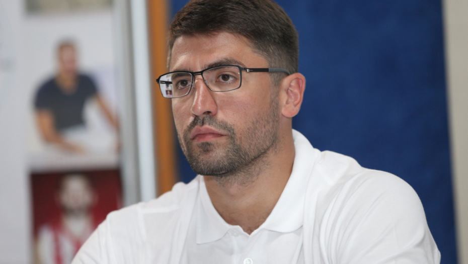 OVAKO JE NIKOLA RAĐEN PRIVEDEN U POLICIJU! Nakon nasilja nad devojkom morao je da napusti svoj stan! (FOTO)