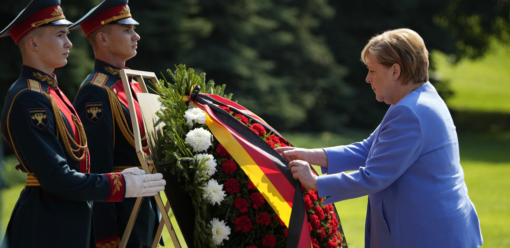 Angela Merkel polaže venac na Grob neznanog junaka