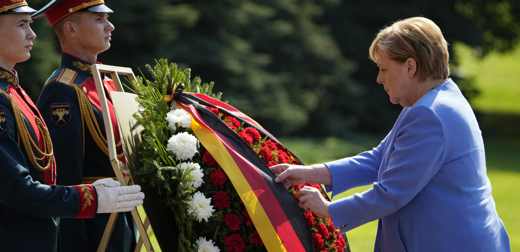 Angela Merkel polaže venac na Grob neznanog junaka