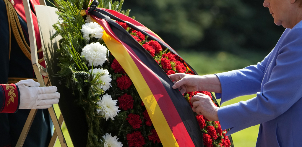 Angela Merkel polaže venacna Grob neznanog junaka