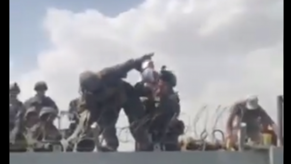 BEBU PREBACUJU PREKO BODLJIKAVE ŽICE Najpotresniji snimak iz Kabula (VIDEO)