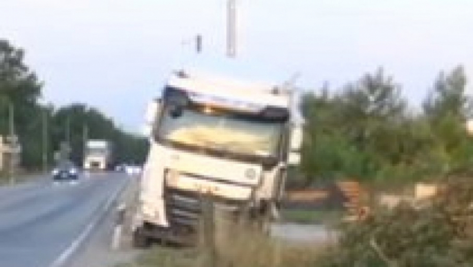 USPOREN SAOBRAĆAJ NA AUTOPUTU E 75 Prevrnuo se kamion, ekipe "Puteva Srbije" na terenu