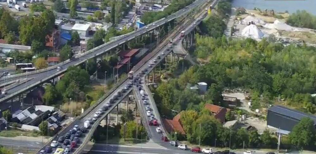 KOLAPS NA PANČEVAČKOM MOSTU Velika kolona vozila u pravcu ka Pančevu (VIDEO)